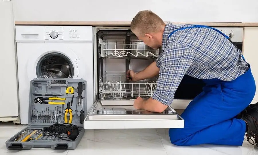 Etimesgut Finlux servisi teknisyen ekibi beyaz eşya tamiri yaparken